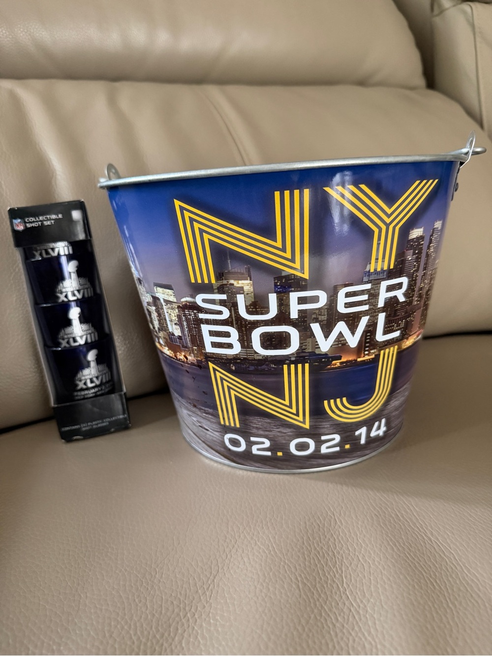 New NFL Broncos/Seahawks NY/NJ SuperBowl XLVIII Metal Bucket/4Plastic Shot Glass